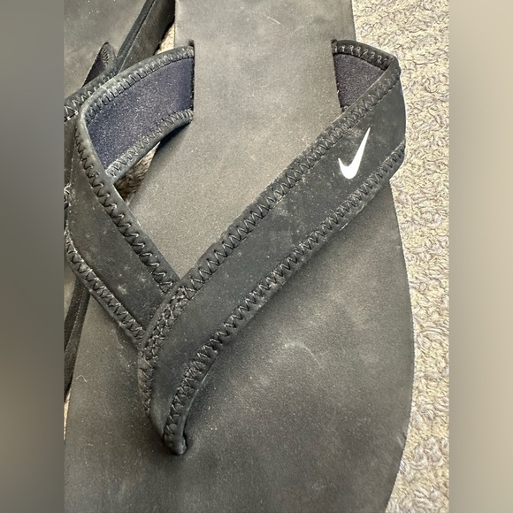 Women’s size 12 black Nike flip flop sandals shoes - Picture 4 of 4